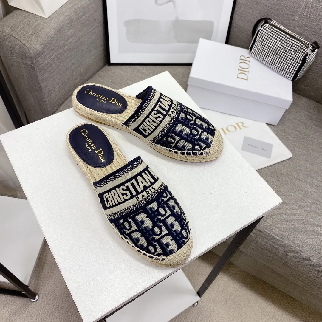 👟👟Ex-factory price👟👟Ex-factory price 400👟👟 Women's shoes Women's clothing Top version (original embroidery one to one method) If you want cheaper, please bypass Dior | Dior ²⁰²¹𝐬𝐬🧡💚2021 early spring new products Top version ⚠️The counter features the latest fisherman shoe series New hard goods 🆕❥Purchase level! Full of high-end feel! A popular model among bloggers at home and abroad, it’s retro and fashionable and looks amazing on your feet! Mainly recommended model on the official website ★━━━━━ ЅᏇєєt ━━━━━▪️ Upper: Original copy of pure cotton thread ➕ Three-dimensional electric embroidery ▪️ Lining: Imported water-dyed sheepskin lining ▪️ Outsole: Original handmade hemp rope combination wear-resistant rubber outsole ▪️ Shoe size: 35-39 (40 is custom-made and cannot be returned or exchanged) ▪️